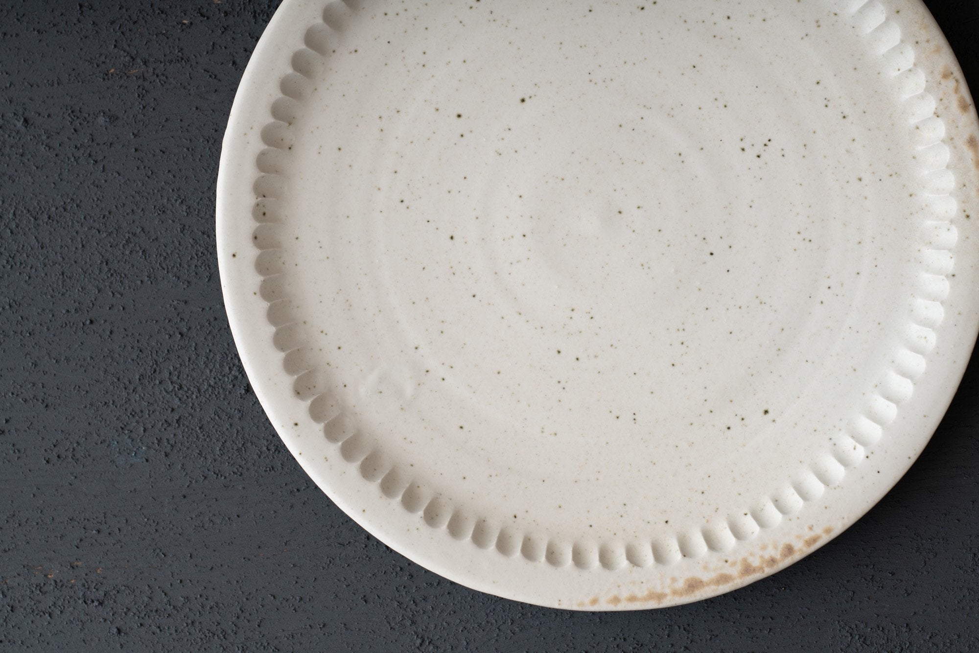 白マット しのぎ8寸皿｜境知子