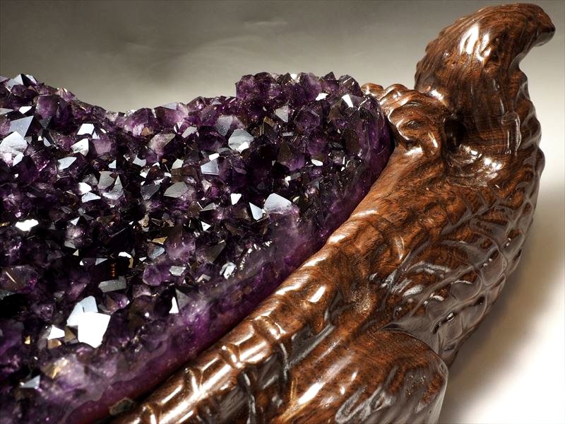 アメジスト結晶の置物 木製台座付き ☆迫力の巨大木彫り台座付き