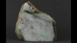 ミャンマー産 翡翠原石451g 薄いグリーンの色合い 光の透過が高い石質