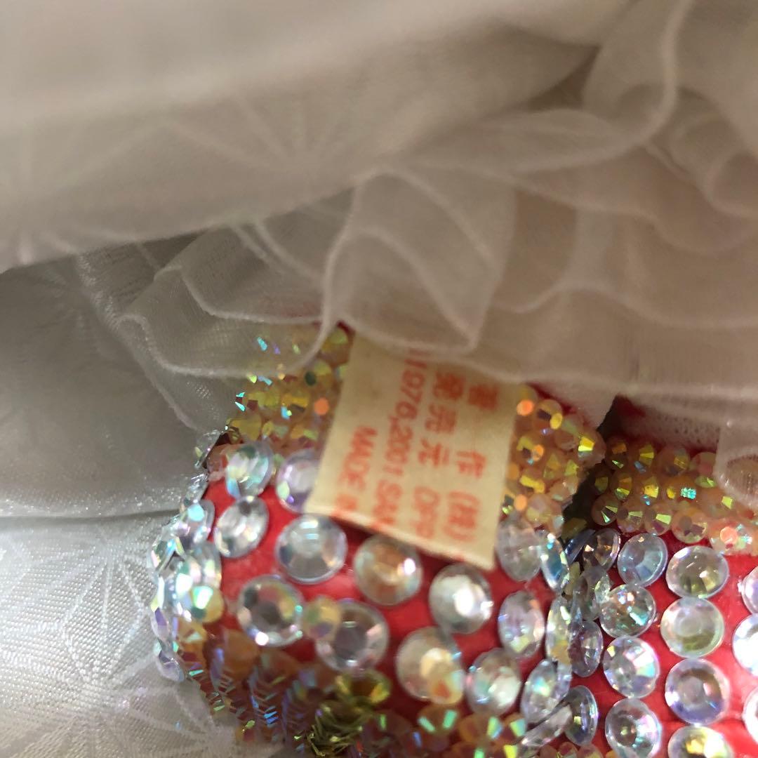 美しいウェディングドレスを着たハローキティ